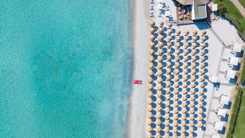 Privatstrand, weißer Sandstrand, Liegestühle, Sonnenschirme