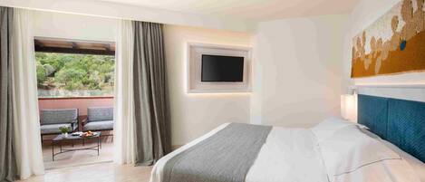 Habitación de hotel con cama, televisor montado en la pared, ventana con cortinas y balcón con mobiliario.