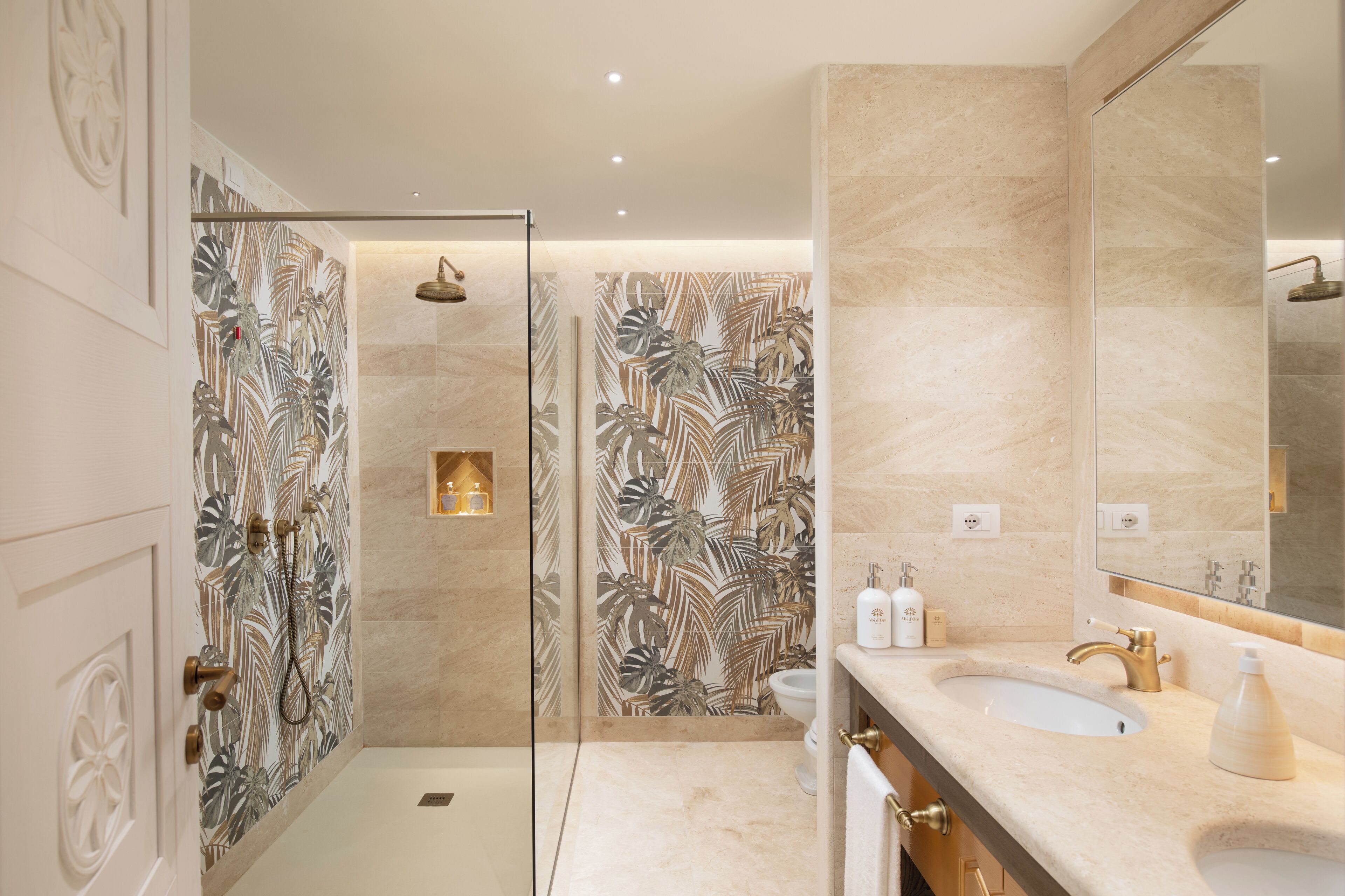 suite vista giardino | bathroom | shower, free toiletries, hair dryer, bathrobes