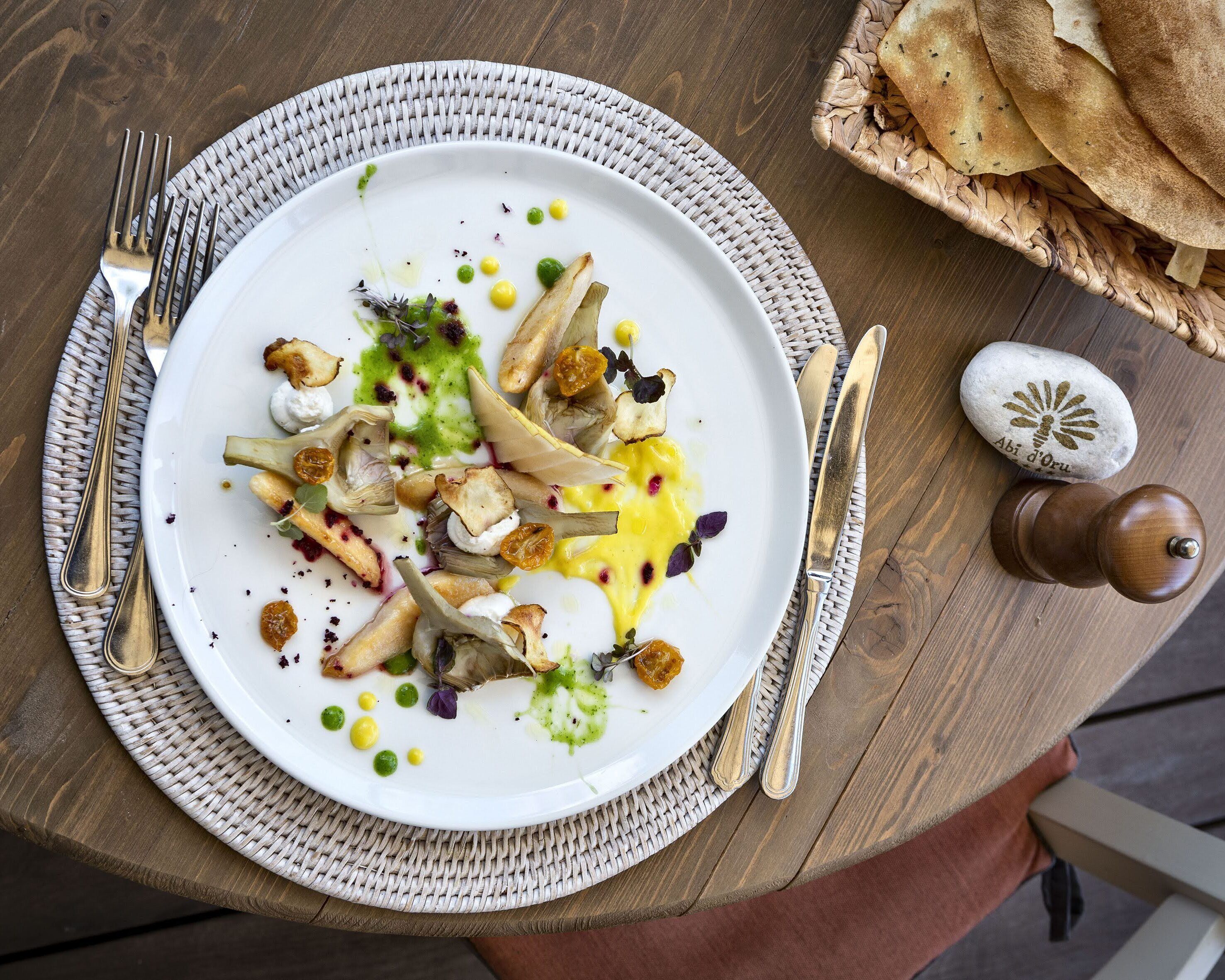 Un plato blanco con comida sobre una mesa de madera.
