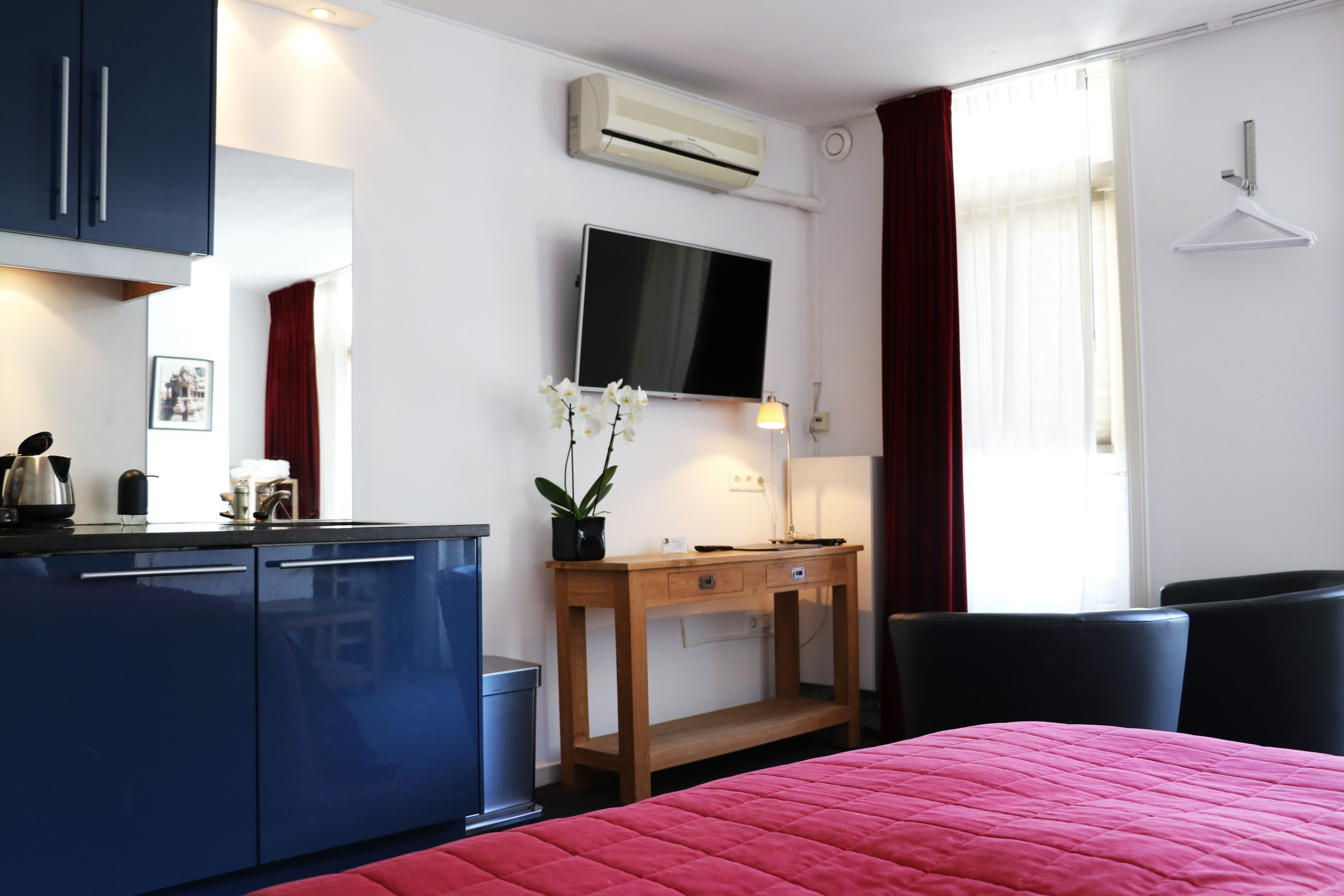 Habitación estándar | Minibar con artículos gratuitos, caja fuerte, escritorio