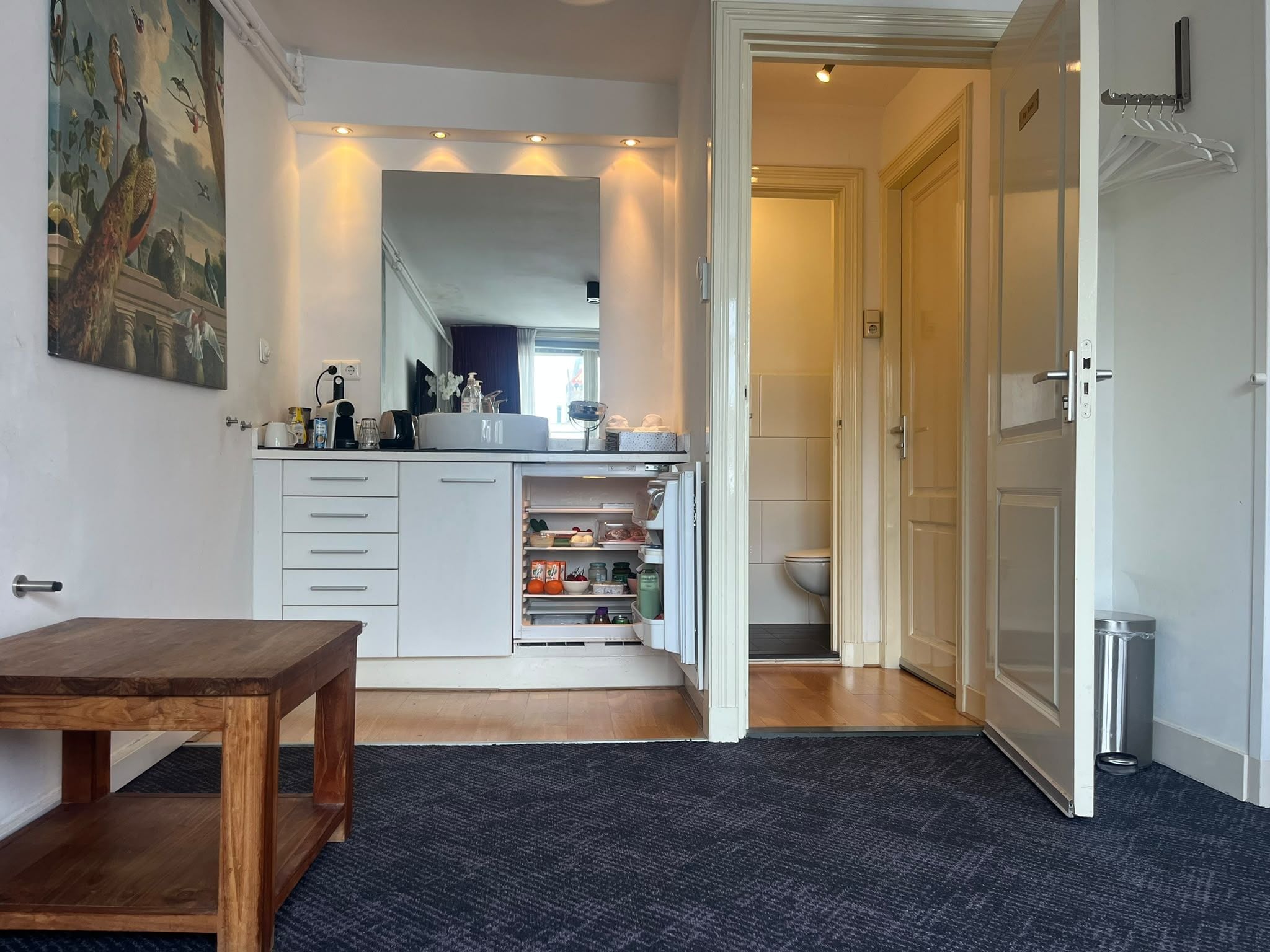 Eine moderne Küche mit weißen Schränken, einem Backofen und einem Kühlschrank.