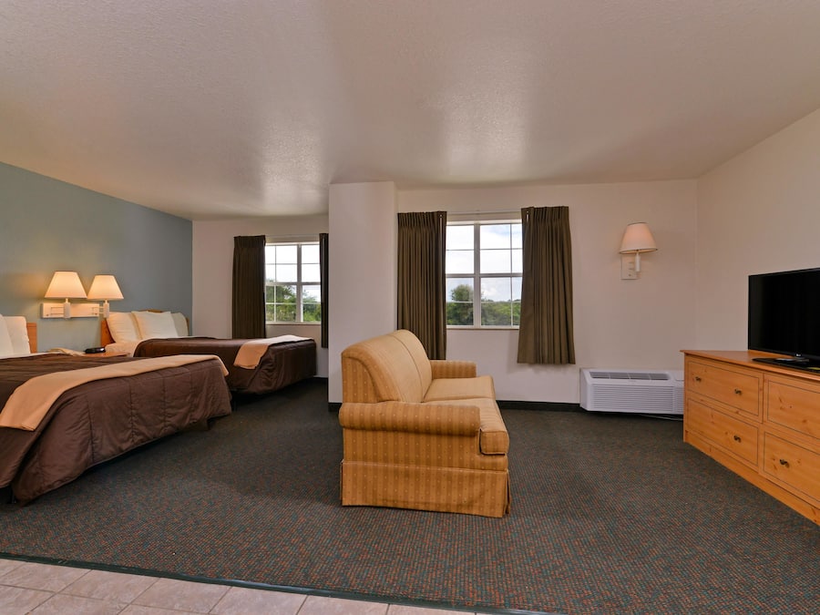 Suite, 2 Double Beds, Non Smoking | Blackout drapes, iron/ironing board, rollaway beds, free WiFi