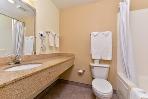 Bañera con ducha, artículos de tocador gratuitos, secador de pelo