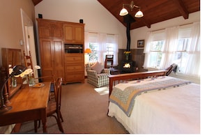 Comfort Double Room, 1 King Bed, Fireplace | Iron/ironing board, free WiFi - Joshua Grindle Inn (Mendocino)
