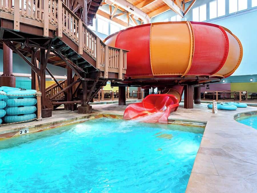 Piscina interna, funciona das 16h às 21h, barracas, salva-vidas no local