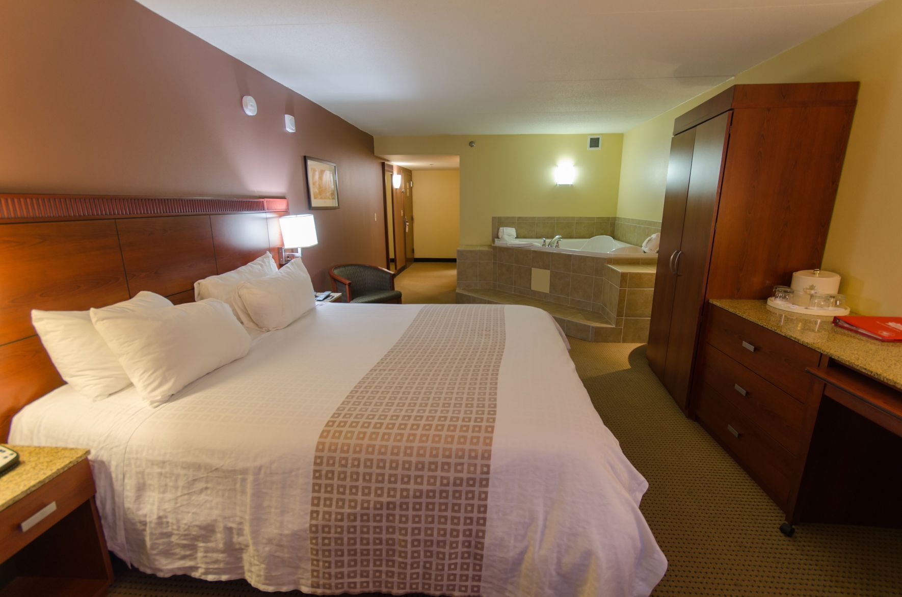 Hypo-allergenic bedding, desk, iron/ironing board, free WiFi