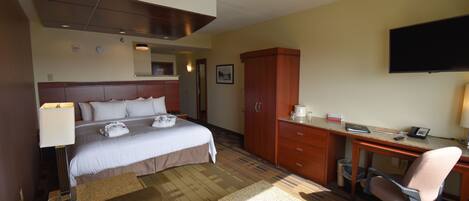 Executive Room, 1 King Bed | Hypo-allergenic bedding, desk, iron/ironing board, free WiFi