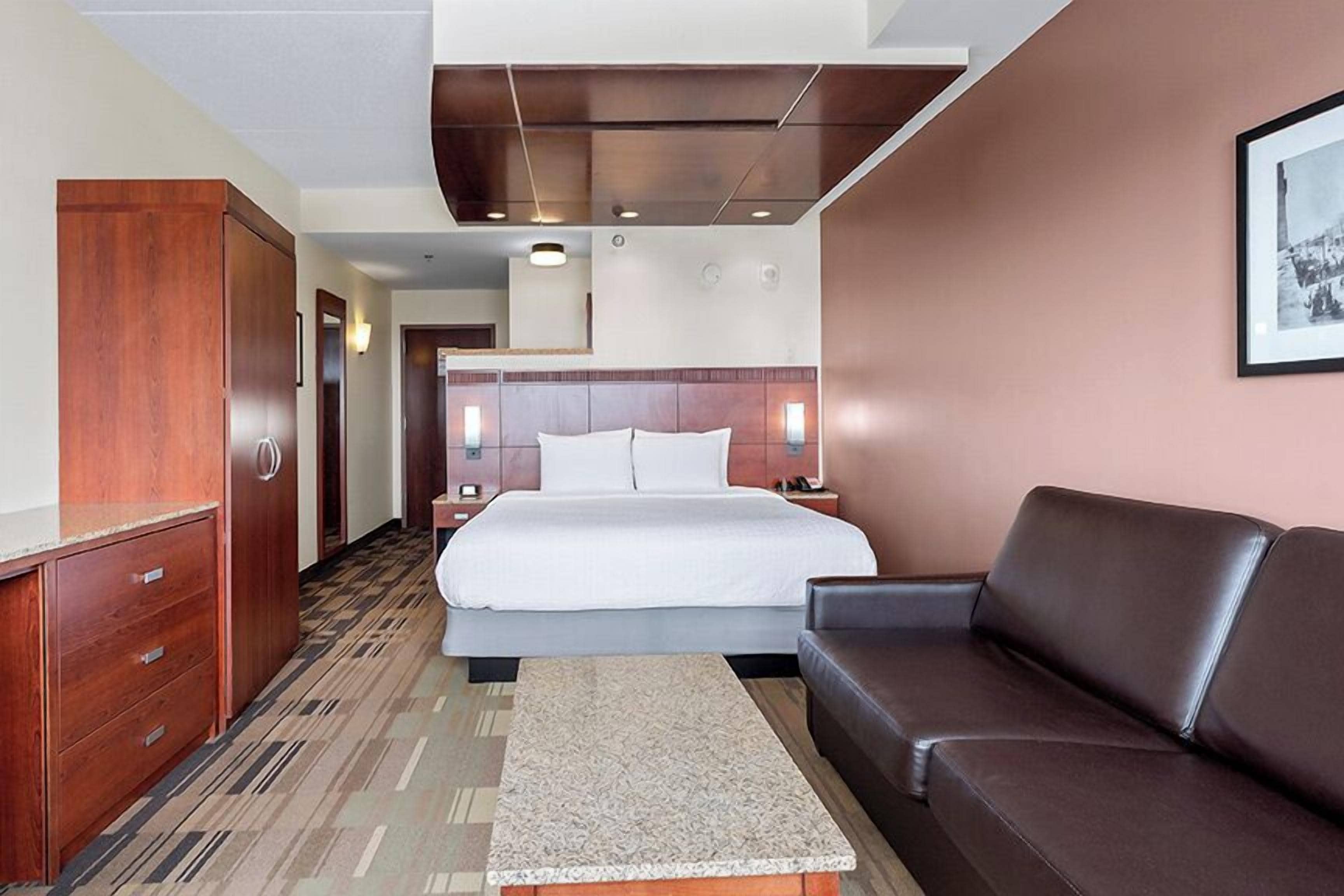 Executive Room, 1 King Bed | Hypo-allergenic bedding, desk, iron/ironing board, free WiFi