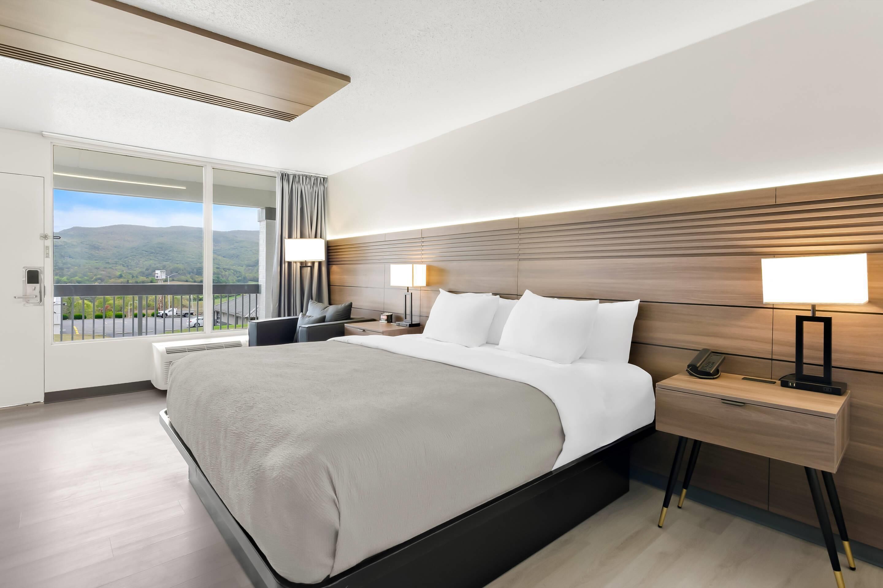 Quarto standard, 1 cama King, para não fumantes | Escrivaninha, Wi-Fi de cortesia, roupa de cama