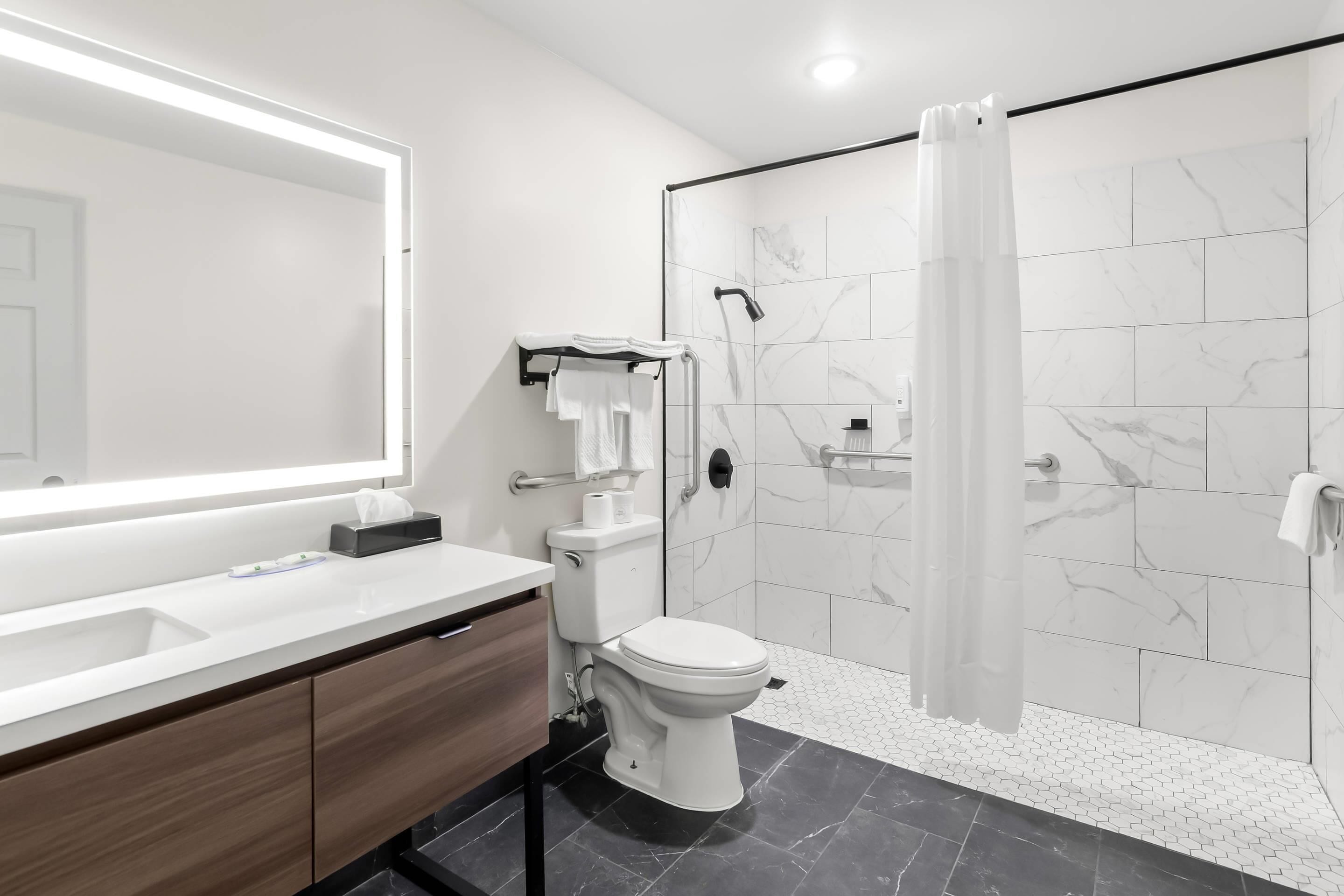 Chambre, 1 très grand lit, accessible aux personnes à mobilité réduite, non-fumeur | Salle de bain