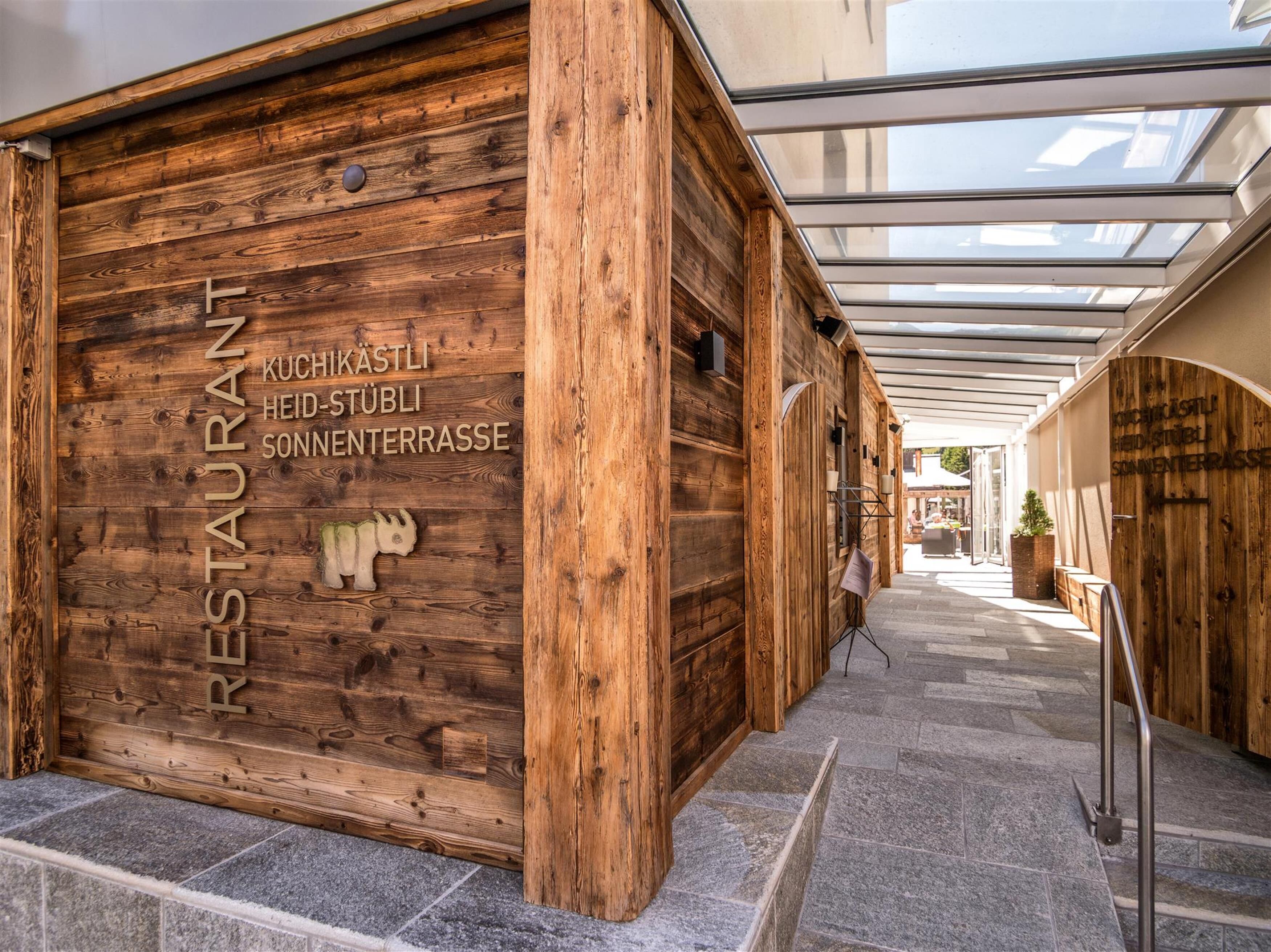 3 restaurants, breakfast, lunch, dinner served; local cuisine