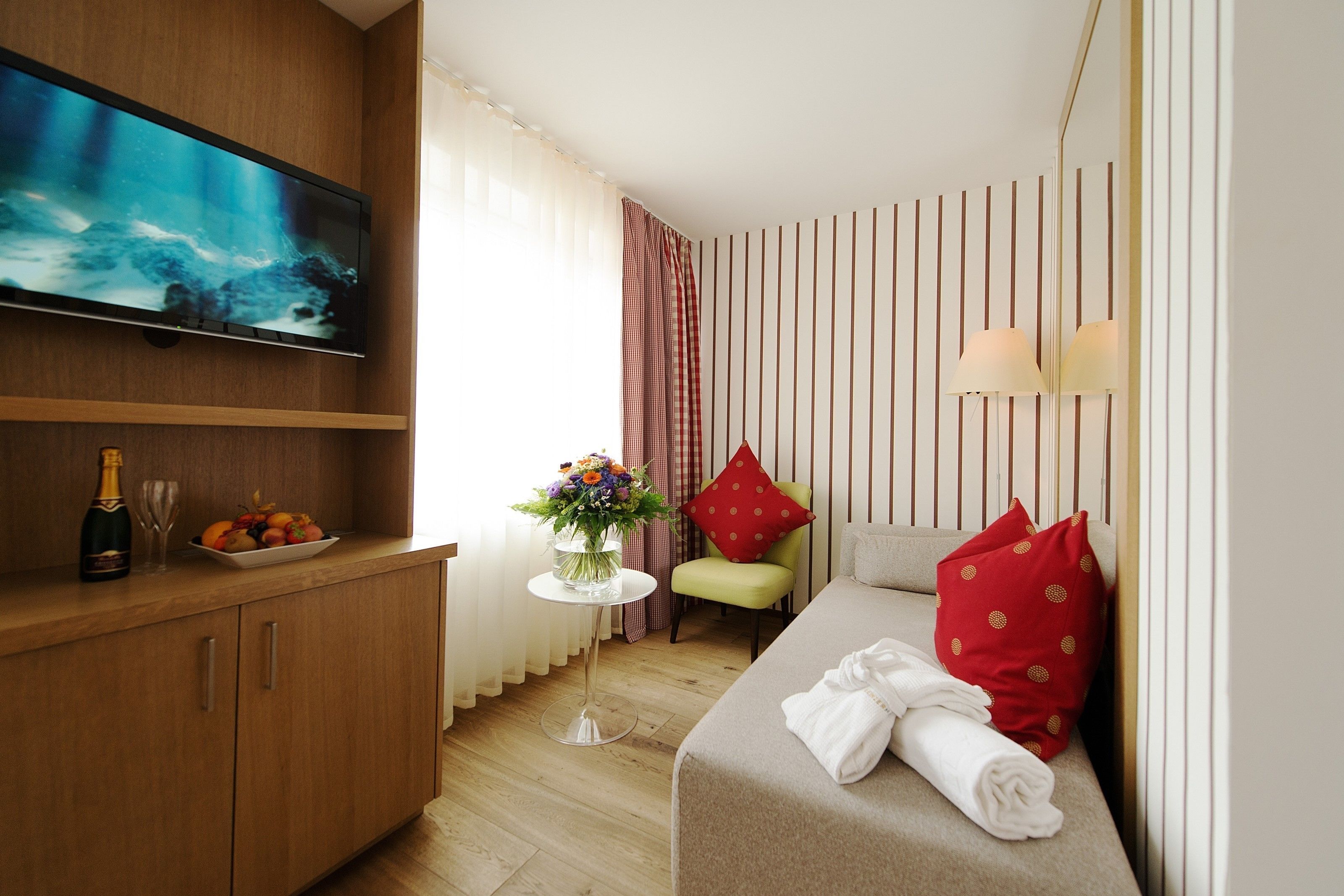 Minibar, coffres-forts dans les chambres, rideaux occultants