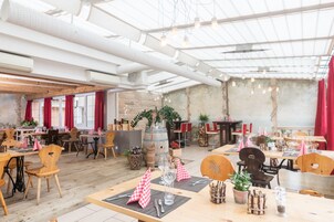 3 restaurantes; se sirve desayuno, almuerzo y cena; cocina local