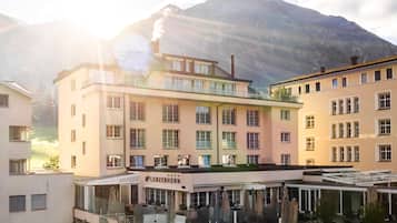 Experience the stunning mountain views from the comfort of LENZERHORN, where a flat roof and expansive facade blend seamlessly into the natural surroundings.