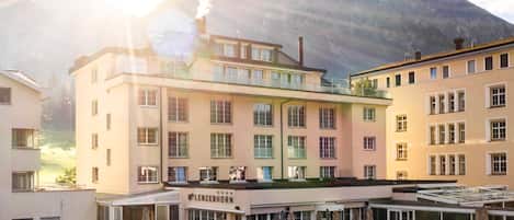 3 restaurants, breakfast, lunch, dinner served; local cuisine