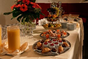 Hi ha 3 restaurants i s'hi serveixen esmorzars; plats de cuina local