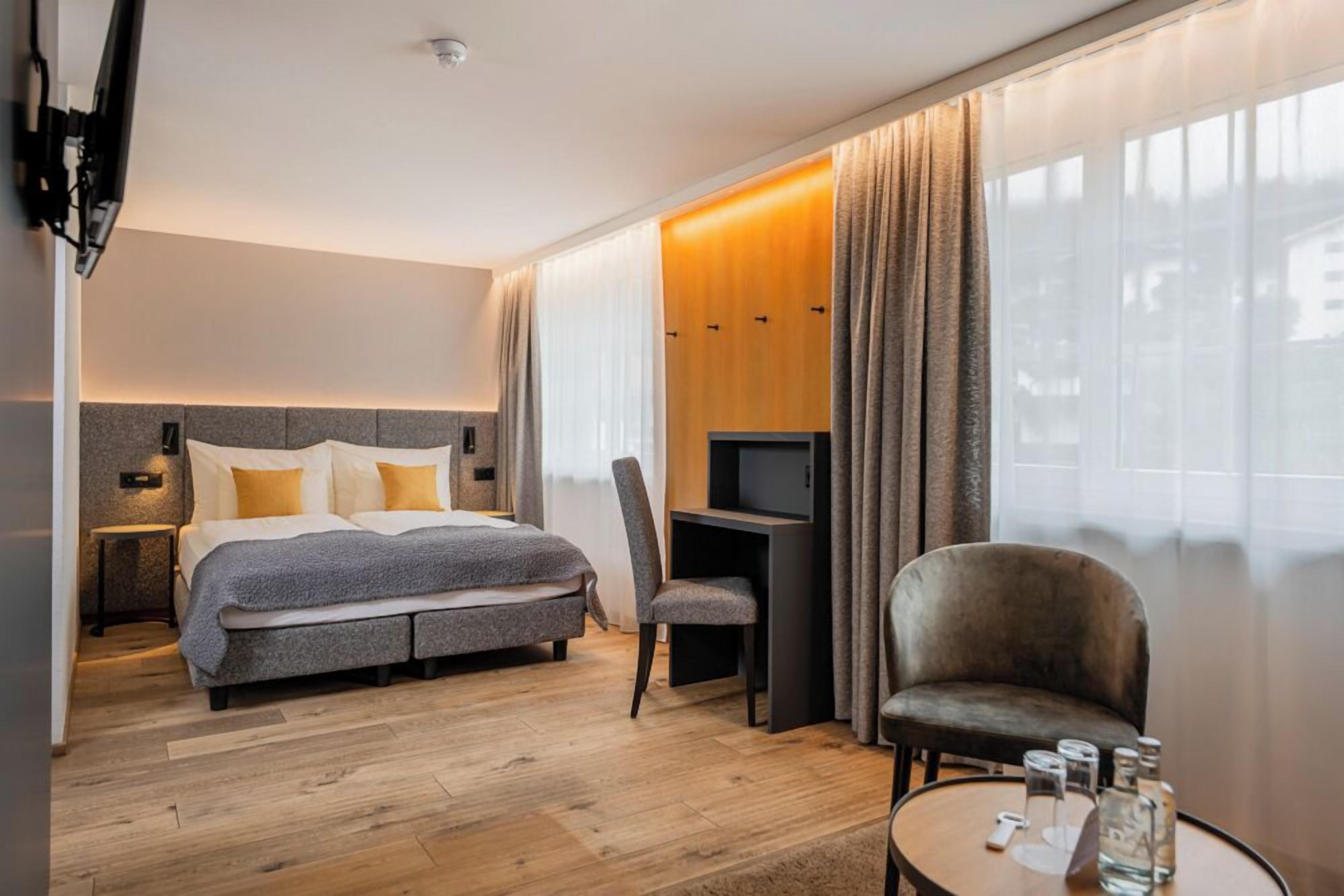 Deluxe tweepersoonskamer | Een minibar, een kluis op de kamer, verduisterende gordijnen