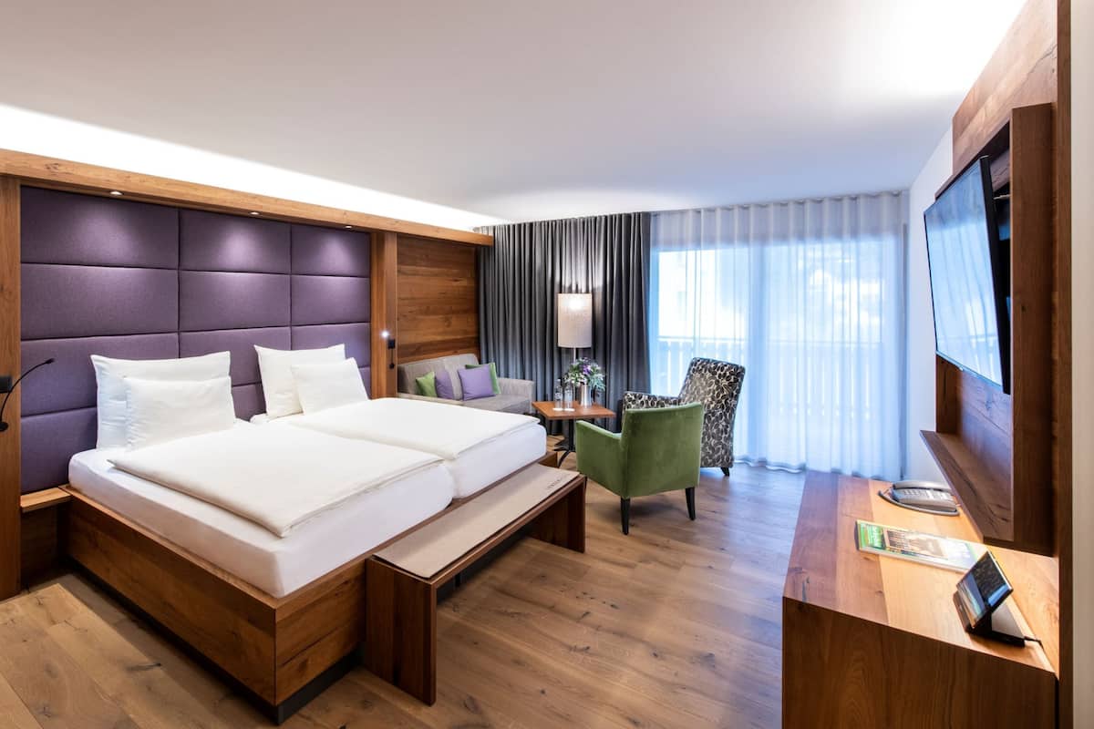 Habitación doble superior, balcón | Minibar, caja fuerte, cortinas opacas y cunas gratuitas