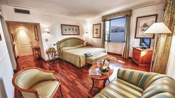 Junior Suite, 1 King Bed, Lake View