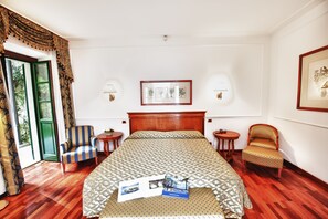 ミニバー、セーフティボックス (室内)、遮光カーテン、防音設備