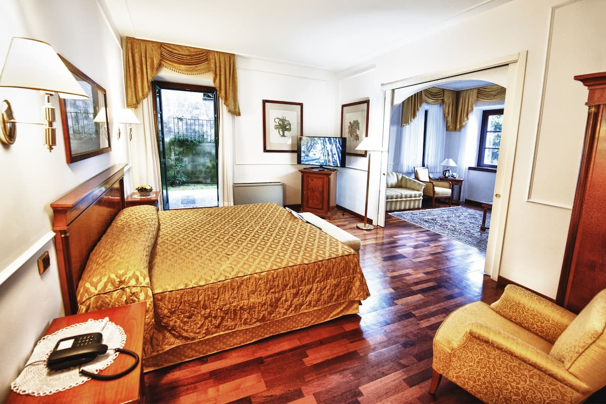 superior apartment, 1 bedroom, kitchen | 1 bedroom, minibar, in-room safe, blackout curtains