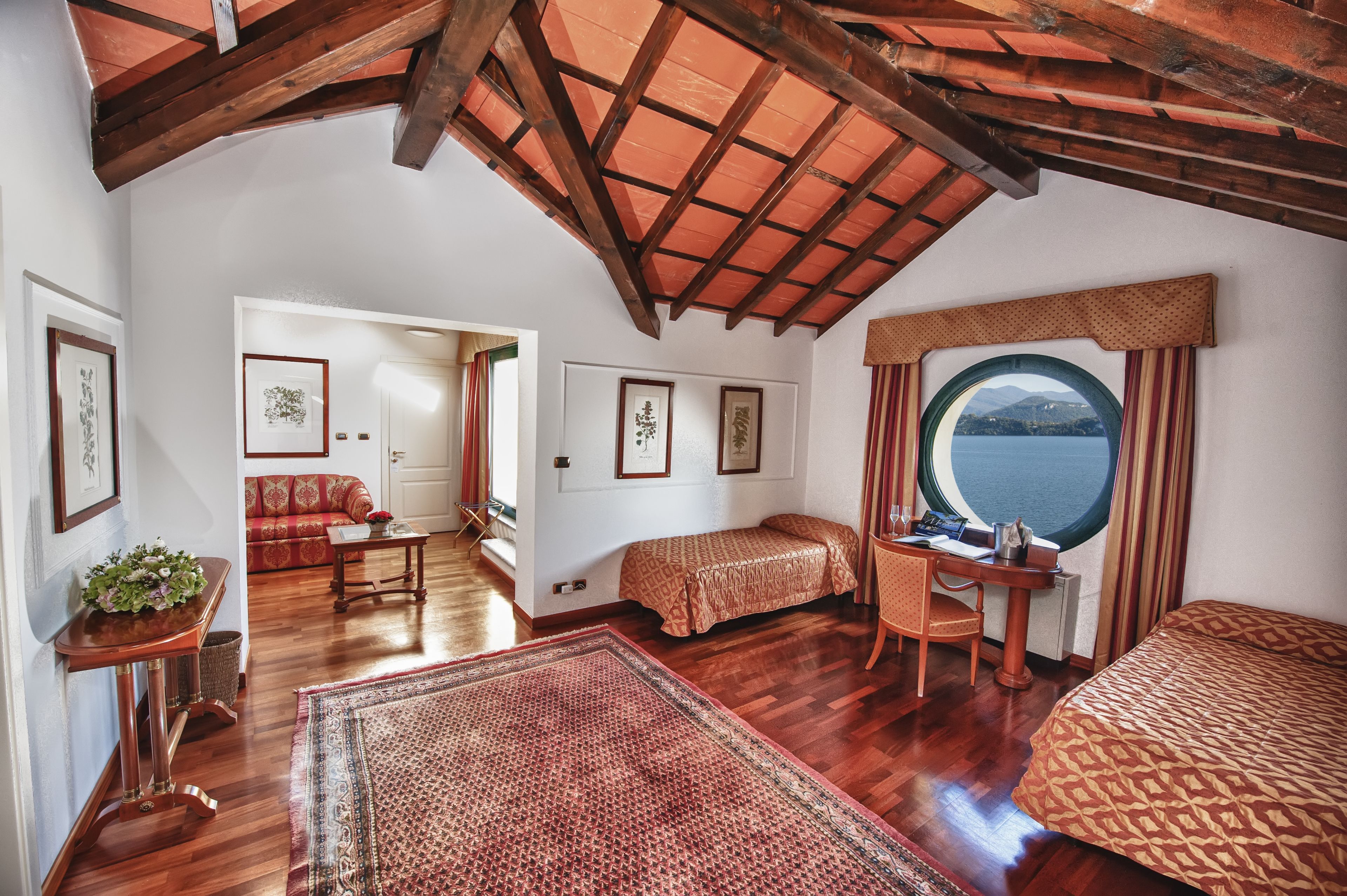 Suite familiare, 1 camera da letto, vista lago, lato lago | Minibar, una cassaforte in camera, tende oscuranti, insonorizzazione