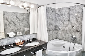 Departamento superior, 1 habitación, cocina | Baño | Amenidades de baño de diseñador, secadora de cabello, batas, pantuflas