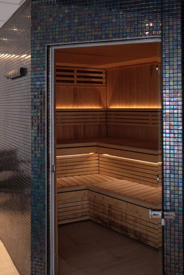 Sauna, tina de hidromasaje, baño de vapor y tratamientos corporales