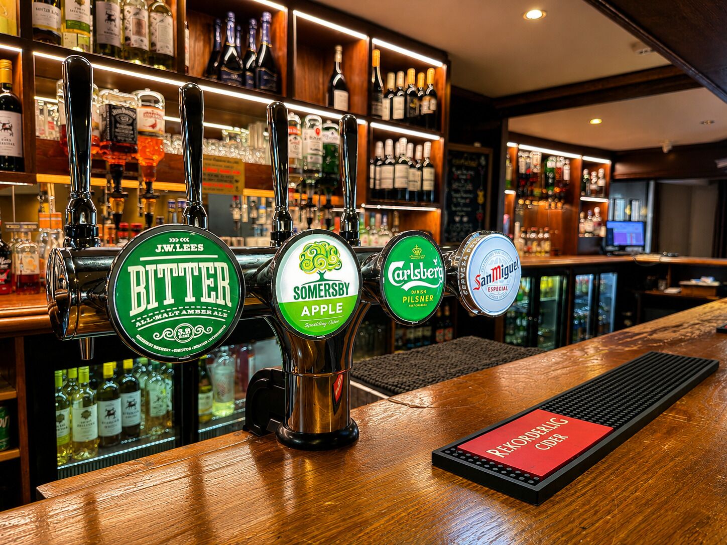 Un bar proposant un large choix de bières à la pression, notamment des marques comme J.W. Lees, Somersby, Carlsberg et San Miguel.