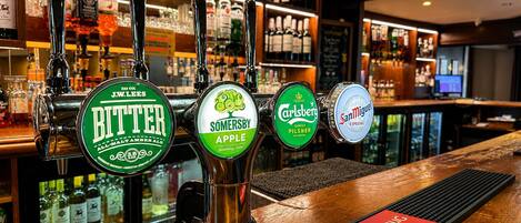 Un bar proposant un large choix de bières à la pression, notamment des marques comme J.W. Lees, Somersby, Carlsberg et San Miguel.
