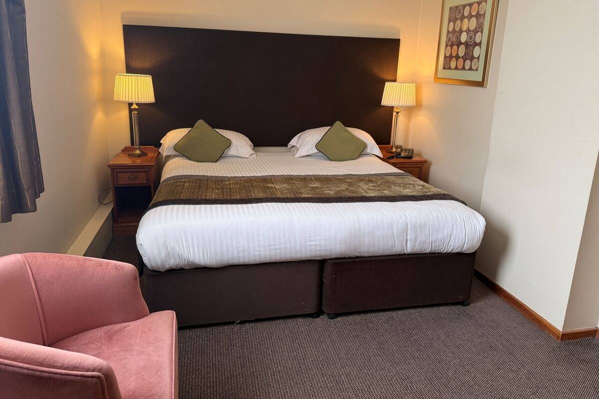 Double or Twin Room | Meja, seterika/papan seterika, Wi-fi percuma, cadar katil 