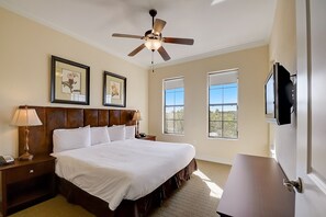 高級寢具、記憶床墊、筆電工作空間、遮光布/窗簾