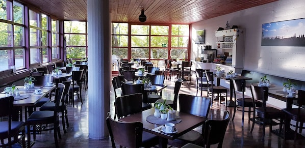 Café da manhã com buffet todos os dias (EUR 15 por pessoa)
