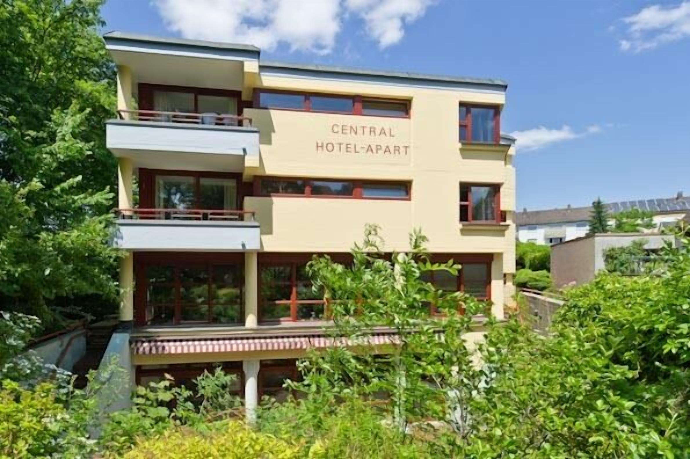 Ein zweistöckiges Gebäude mit der Aufschrift 'Central Hotel-Apart'.