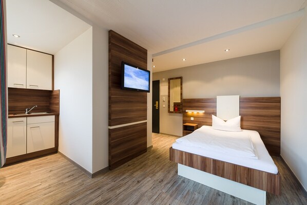 Réfrigérateur, micro-ondes (sur demande), plaque de cuisson