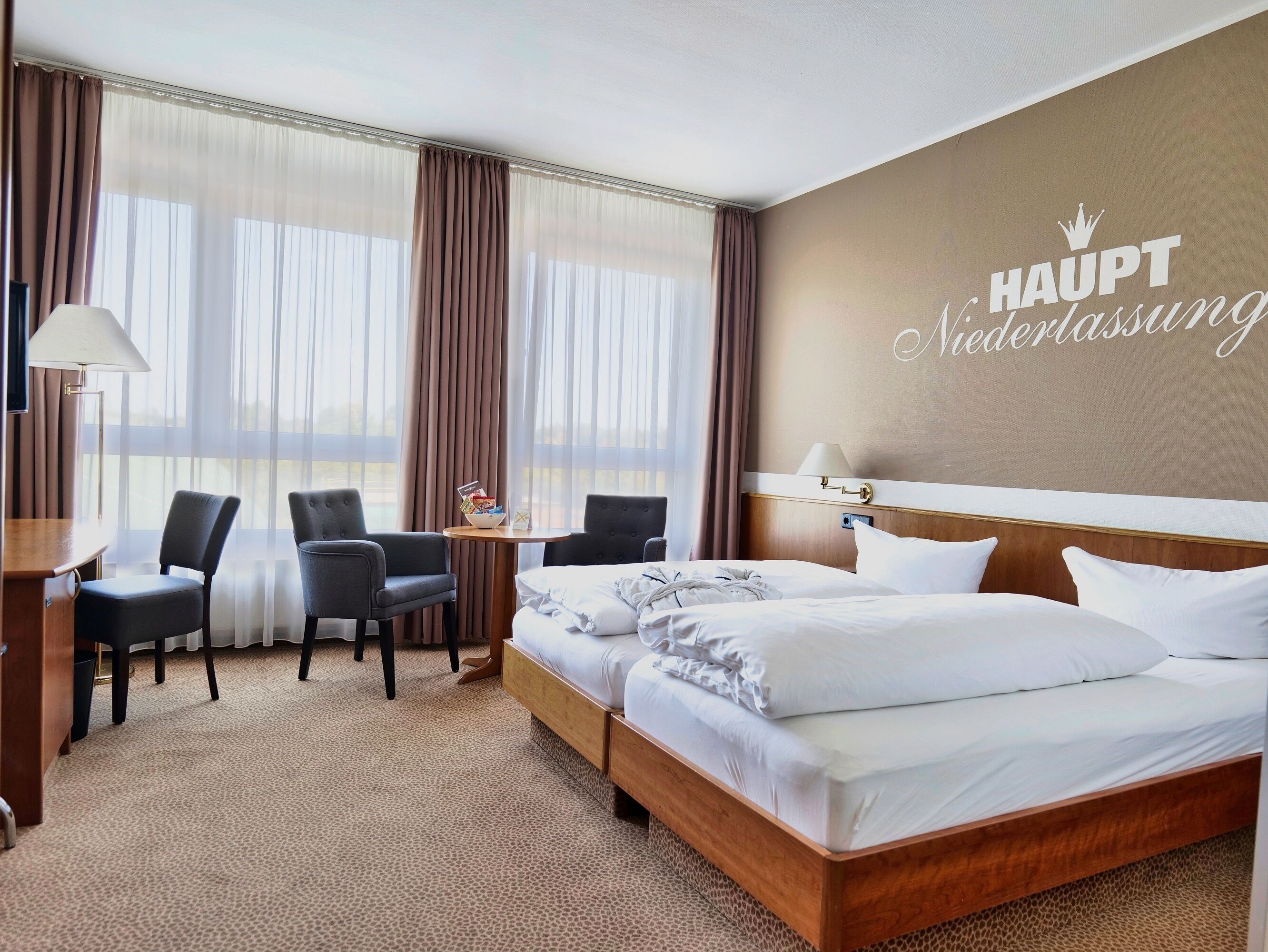 ダブルルーム | セーフティボックス (室内)、デスク、ベビーベッド、可動式ベッド