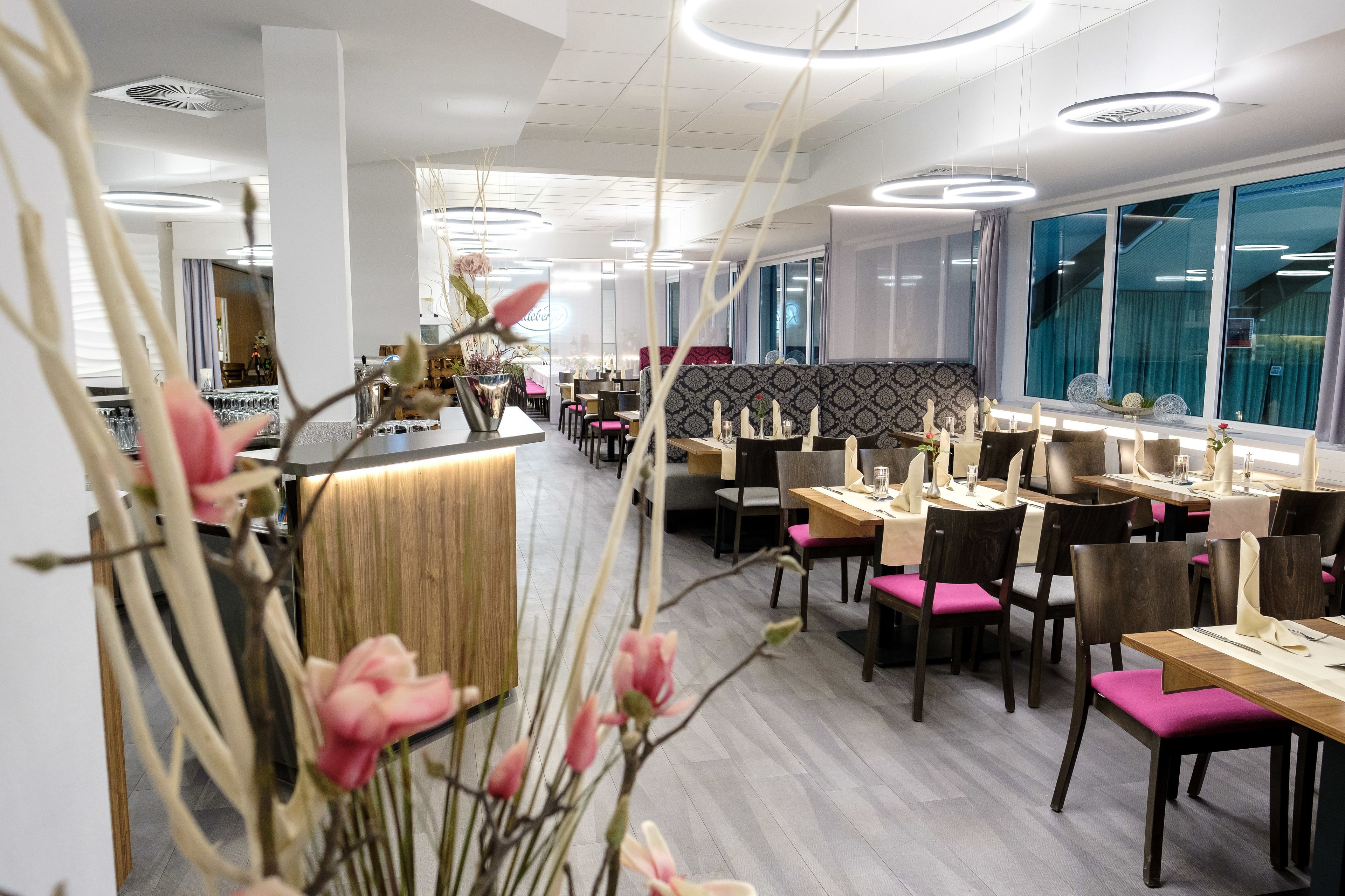 供应午餐和晚餐，本地与国际菜