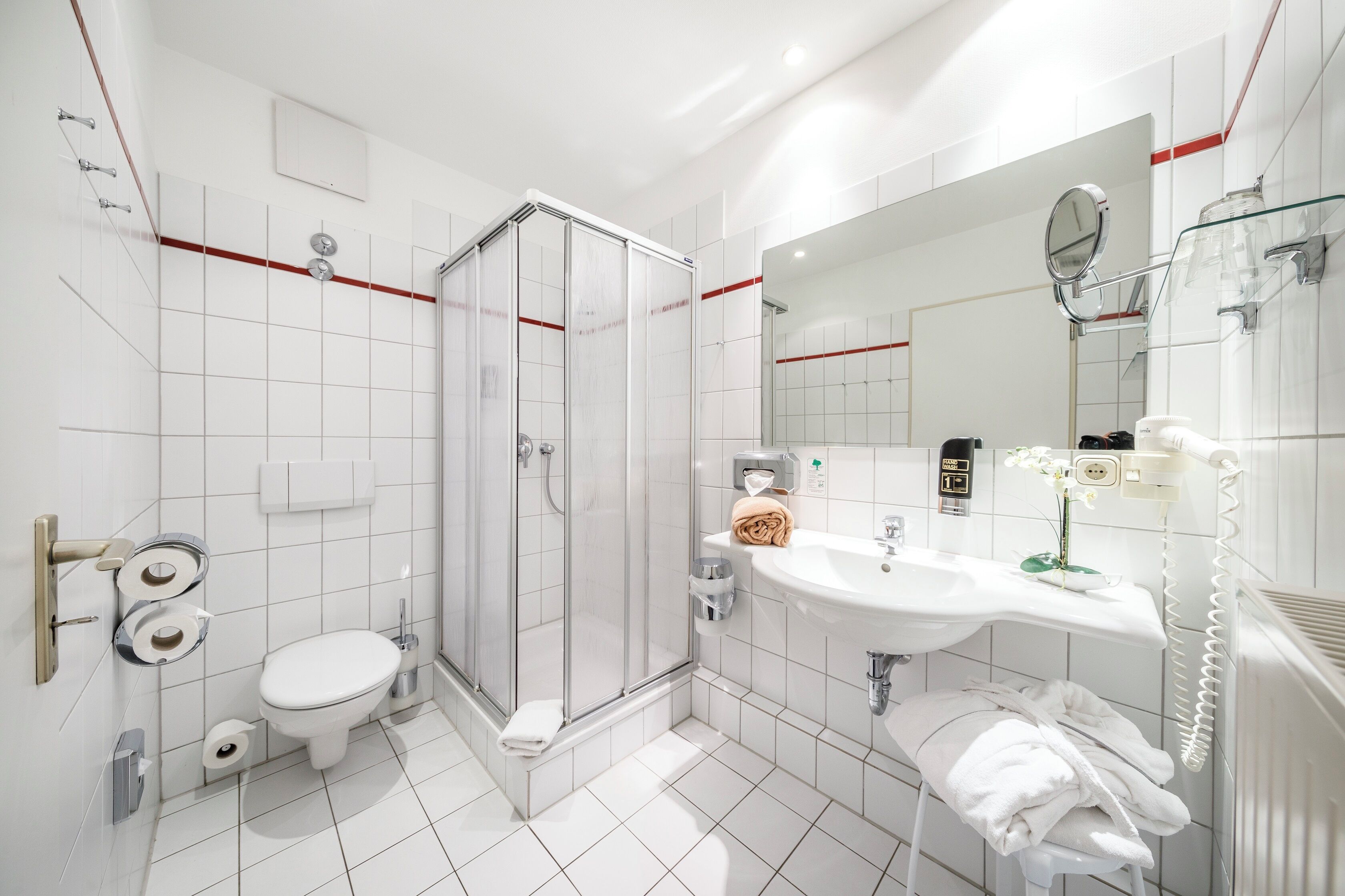 Dusche, Haartrockner, Handtücher