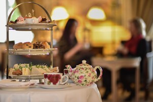 Serves lunch and dinner