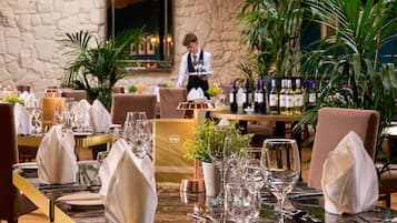 Der serveres frokost, aftensmad og internationale retter