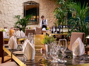 Der serveres frokost, aftensmad og internationale retter