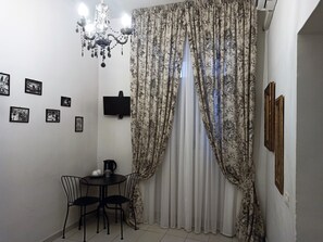 Dobbelt- eller tomannsrom – standard, 1 dobbeltseng eller 2 enkeltsenger, eget bad, gårdsplassområde | Skrivebord, skrivebord for bærbar PC, lydisolert og wi-fi (inkludert)