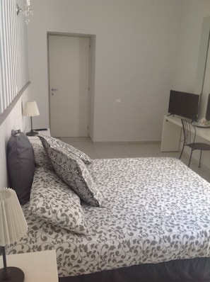 Superior-Zimmer, 1 Doppelbett, mit Bad, Stadtblick | Schreibtisch, laptopgeeigneter Arbeitsplatz, schallisolierte Zimmer