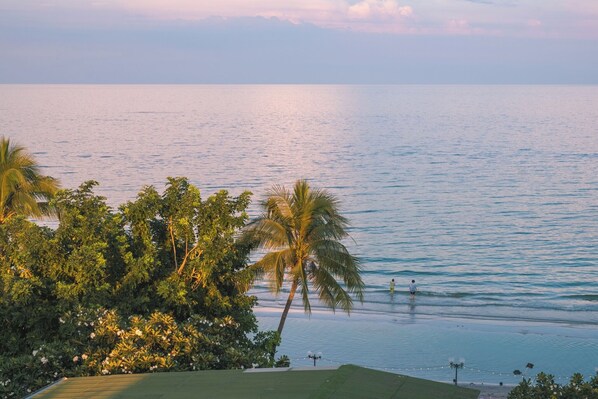 A coastal view with palm trees and a calm sea. - Sailom Hotel Hua Hin (Hua Hin)