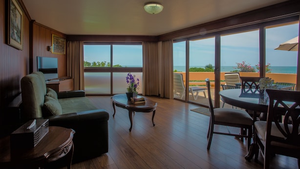 ห้องสวีท, วิวทะเล | ห้องนั่งเล่น | ทีวีจอแอลซีดี 40 นิ้ว พร้อมช่องดาวเทียม, ทีวี