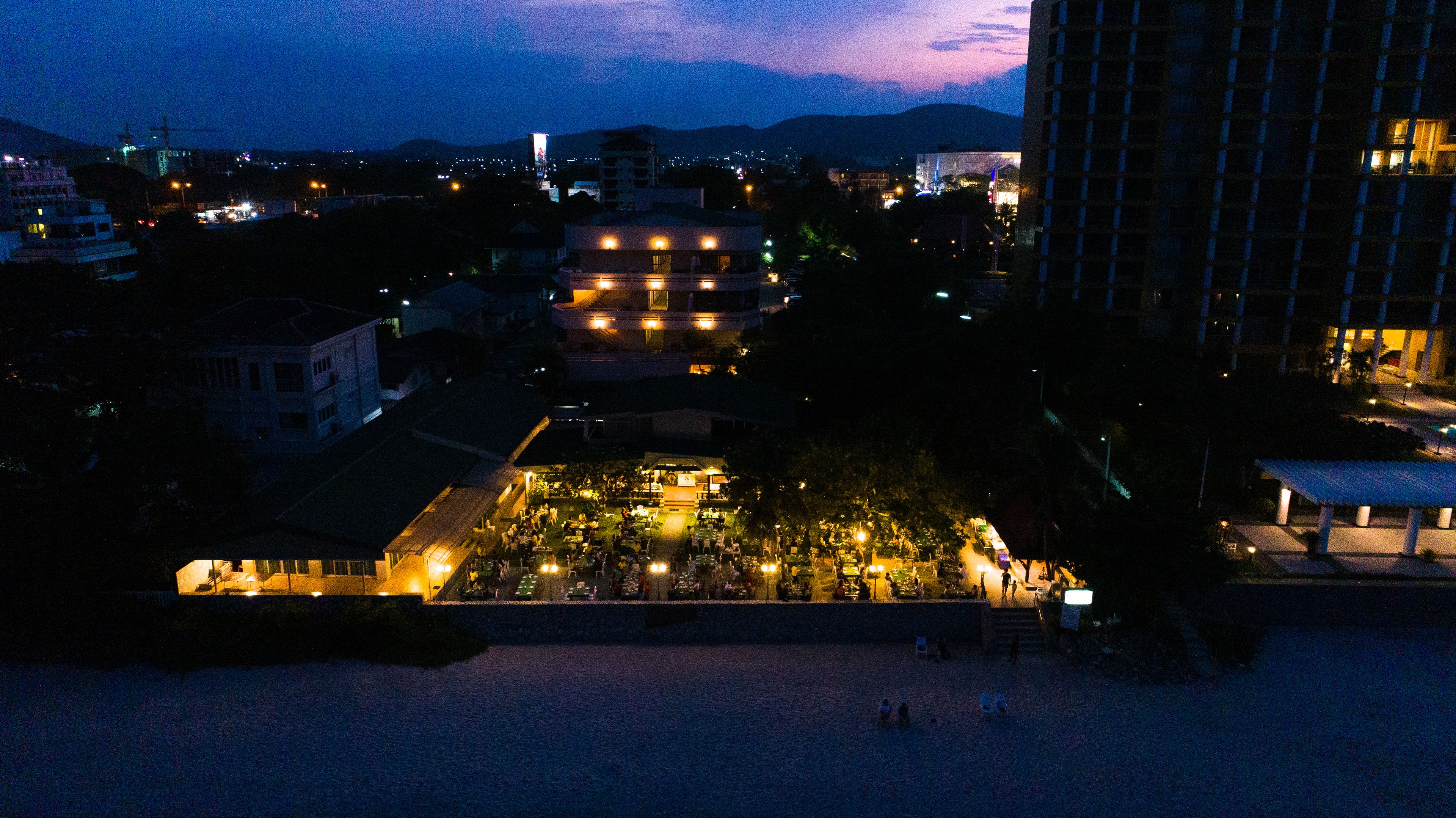 供应早餐、午餐和晚餐，国际美食，海滩景观
