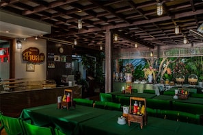 每日供應自助早餐 (費用另計)