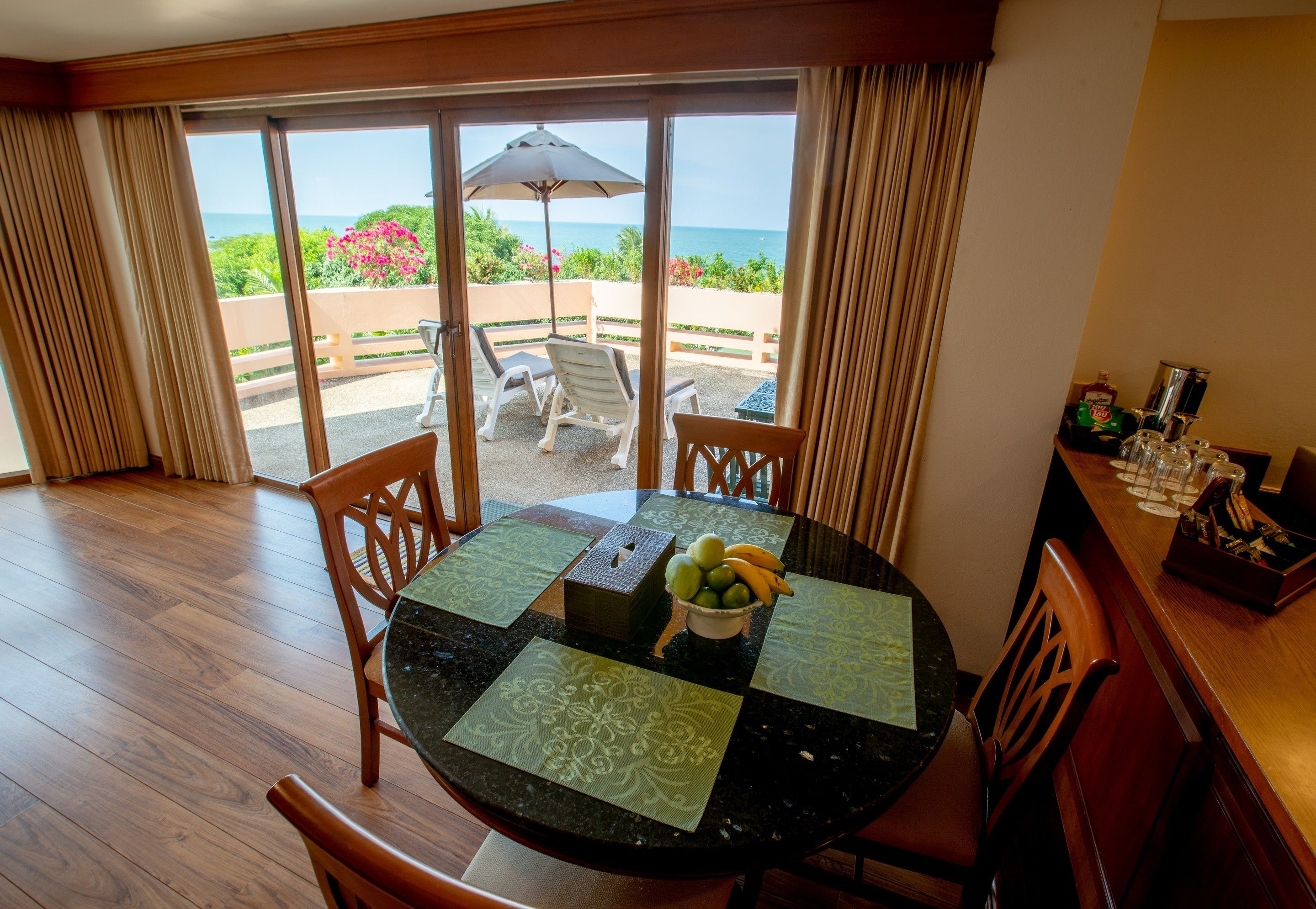 Svit - havsutsikt | Eget pentry | Kylskåp, kaffe- och tebryggare och vattenkokare