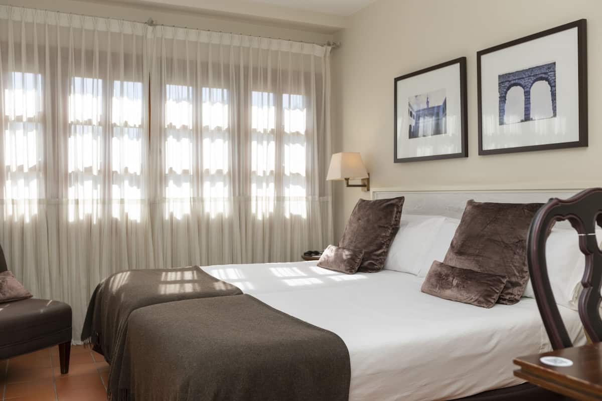 Classic Twin Room | Minibar, in-room safe, desk, soundproofing